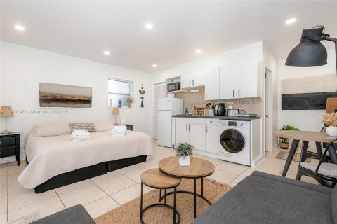 House in Hollywood, Florida 3 bedrooms, 112.78 sq.m. № 1839535 - photo 22