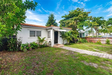 House in Hollywood, Florida 3 bedrooms, 112.78 sq.m. № 1839535 - photo 1