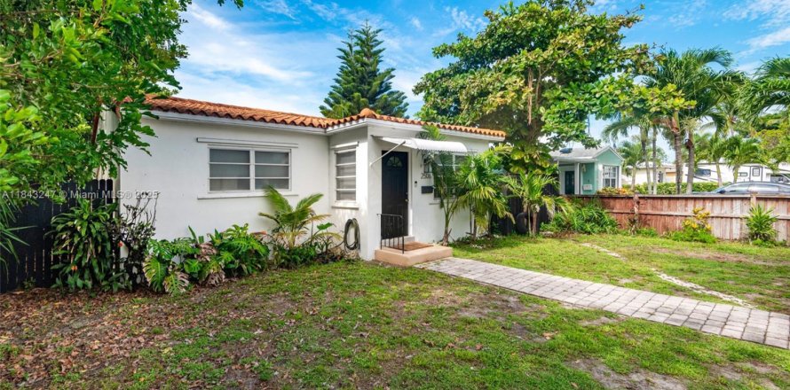 House in Hollywood, Florida 3 bedrooms, 112.78 sq.m. № 1839535