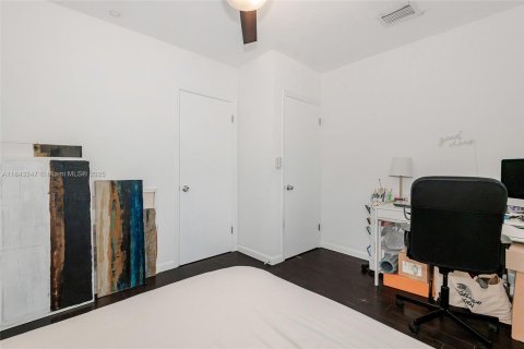 House in Hollywood, Florida 3 bedrooms, 112.78 sq.m. № 1839535 - photo 21