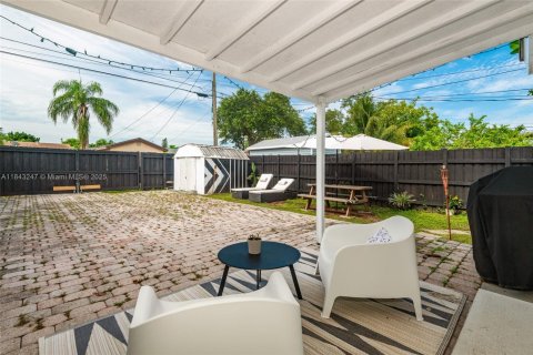 House in Hollywood, Florida 3 bedrooms, 112.78 sq.m. № 1839535 - photo 5