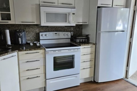 Condo in Pompano Beach, Florida, 2 bedrooms  № 914324 - photo 1