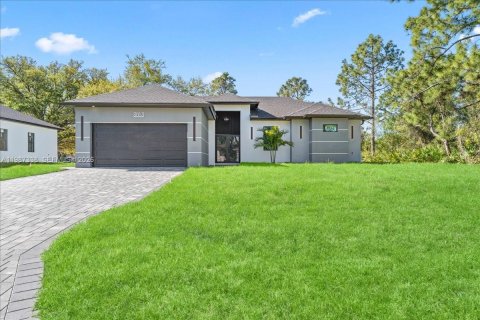 House in Lehigh Acres, Florida 4 bedrooms № 2047751 - photo 2