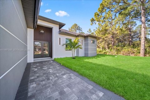 House in Lehigh Acres, Florida 4 bedrooms № 2047751 - photo 4