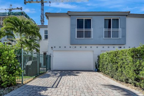 Townhouse in Fort Lauderdale, Florida 3 bedrooms, 167.6 sq.m. № 1800797 - photo 2
