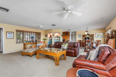 House in Punta Gorda, Florida 2 bedrooms, 136.19 sq.m. № 1777330 - photo 7