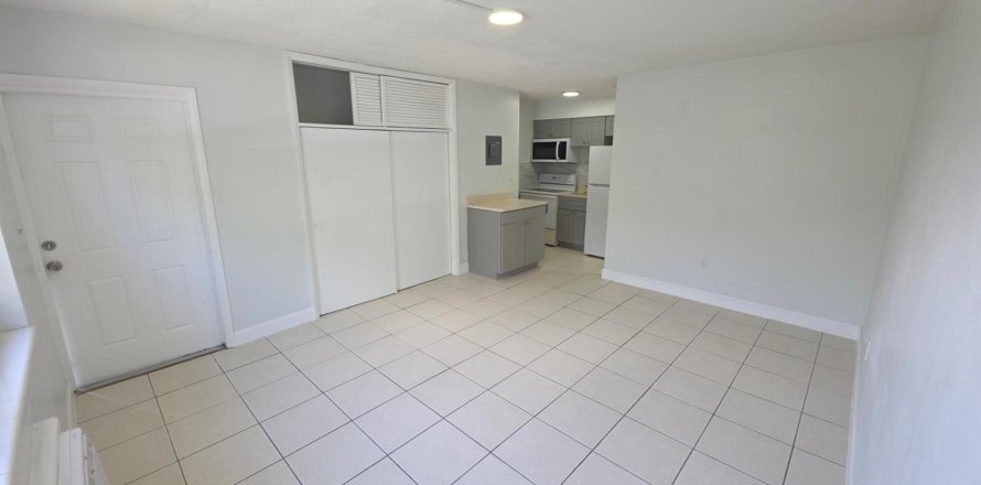 Appartement à Miramar, Floride 3 pièces, 55.74 m2 № 2274011