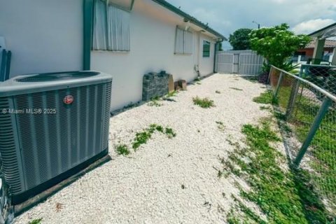 House in Hialeah, Florida 3 bedrooms, 105.72 sq.m. № 1881830 - photo 30