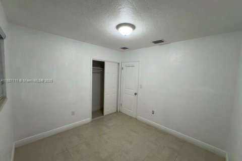 House in Hialeah, Florida 3 bedrooms, 105.72 sq.m. № 1881830 - photo 15