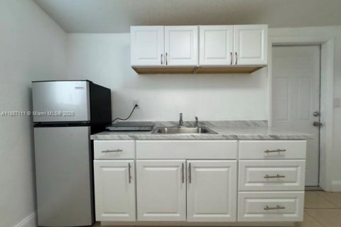 House in Hialeah, Florida 3 bedrooms, 105.72 sq.m. № 1881830 - photo 24