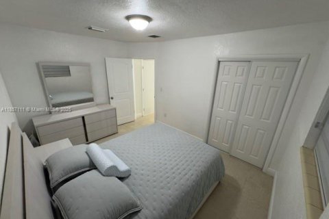 House in Hialeah, Florida 3 bedrooms, 105.72 sq.m. № 1881830 - photo 11