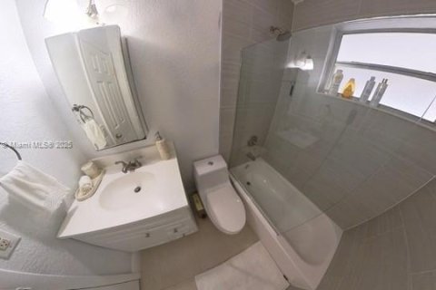 House in Hialeah, Florida 3 bedrooms, 105.72 sq.m. № 1881830 - photo 9