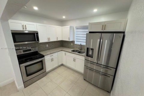 House in Hialeah, Florida 3 bedrooms, 105.72 sq.m. № 1881830 - photo 6