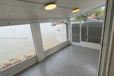 House in Hialeah, Florida 3 bedrooms, 105.72 sq.m. № 1881830 - photo 20