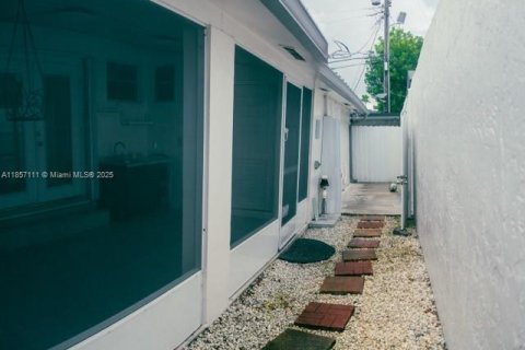 House in Hialeah, Florida 3 bedrooms, 105.72 sq.m. № 1881830 - photo 22