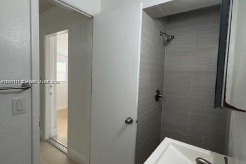 House in Hialeah, Florida 3 bedrooms, 105.72 sq.m. № 1881830 - photo 29