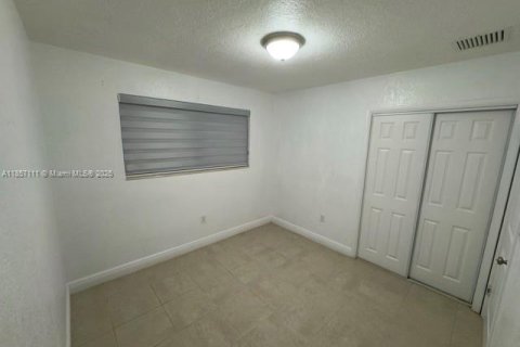 House in Hialeah, Florida 3 bedrooms, 105.72 sq.m. № 1881830 - photo 16