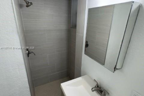 House in Hialeah, Florida 3 bedrooms, 105.72 sq.m. № 1881830 - photo 28