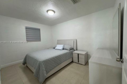 House in Hialeah, Florida 3 bedrooms, 105.72 sq.m. № 1881830 - photo 14