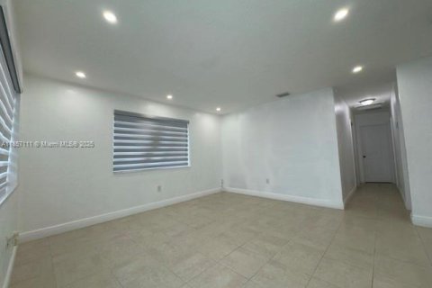 House in Hialeah, Florida 3 bedrooms, 105.72 sq.m. № 1881830 - photo 3