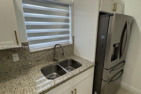 House in Hialeah, Florida 3 bedrooms, 105.72 sq.m. № 1881830 - photo 8