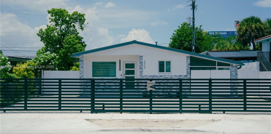 House in Hialeah, Florida 3 bedrooms, 105.72 sq.m. № 1881830