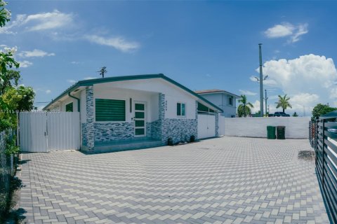 House in Hialeah, Florida 3 bedrooms, 105.72 sq.m. № 1881830 - photo 2