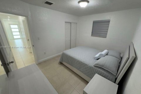 House in Hialeah, Florida 3 bedrooms, 105.72 sq.m. № 1881830 - photo 12