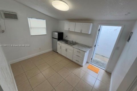 House in Hialeah, Florida 3 bedrooms, 105.72 sq.m. № 1881830 - photo 23