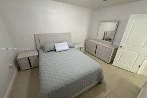 House in Hialeah, Florida 3 bedrooms, 105.72 sq.m. № 1881830 - photo 13