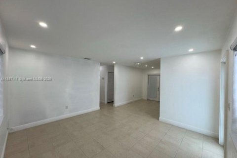 House in Hialeah, Florida 3 bedrooms, 105.72 sq.m. № 1881830 - photo 5