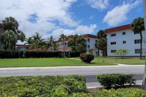 Condo in Hallandale Beach, Florida, 1 bedroom  № 1228768 - photo 1
