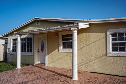 House in West Park, Florida 3 bedrooms, 132.66 sq.m. № 1776051 - photo 2