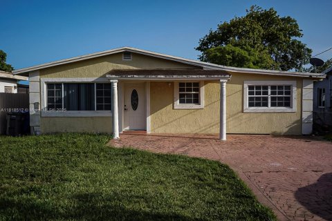 House in West Park, Florida 3 bedrooms, 132.66 sq.m. № 1776051 - photo 1