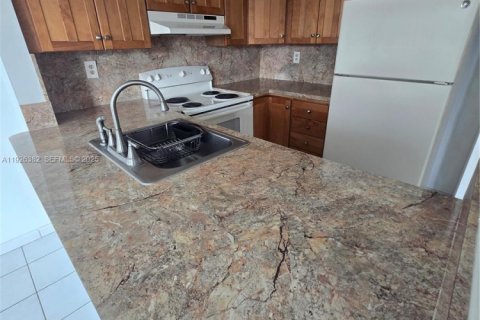 Copropriété à louer à Miami, Floride: 2 chambres, 88.26 m2 № 1985715 - photo 2