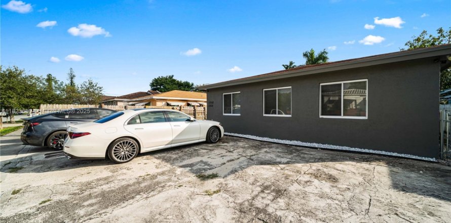 Commercial property in Miami, Florida 147.53 sq.m. № 1788576
