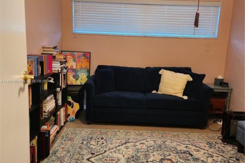 House in Miami, Florida 3 bedrooms, 131.36 sq.m. № 1984772 - photo 13