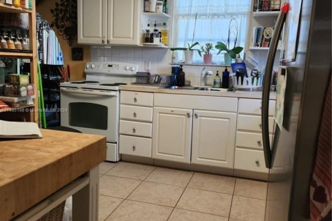 House in Miami, Florida 3 bedrooms, 131.36 sq.m. № 1984772 - photo 10