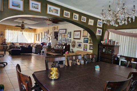 House in Miami, Florida 3 bedrooms, 131.36 sq.m. № 1984772 - photo 4