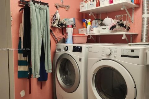 House in Miami, Florida 3 bedrooms, 131.36 sq.m. № 1984772 - photo 12