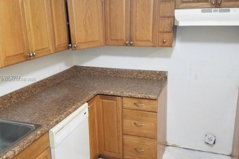 Condo in Lauderdale Lakes, Florida, 2 bedrooms  № 1980510 - photo 7