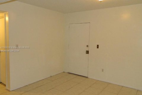 Condo in Lauderdale Lakes, Florida, 2 bedrooms  № 1980510 - photo 6