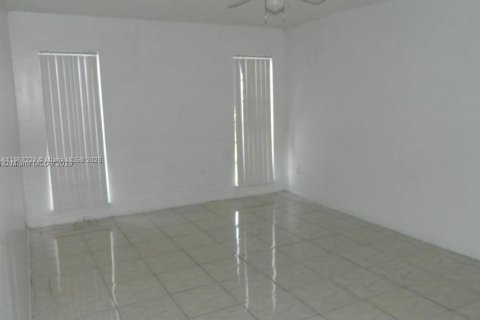 Condo in Lauderdale Lakes, Florida, 2 bedrooms  № 1980510 - photo 3