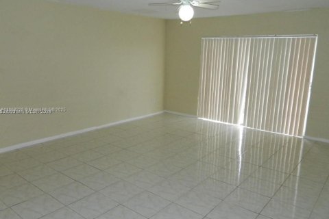 Condo in Lauderdale Lakes, Florida, 2 bedrooms  № 1980510 - photo 4