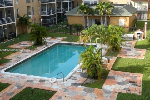 Condo in Lauderdale Lakes, Florida, 2 bedrooms  № 1980510 - photo 1