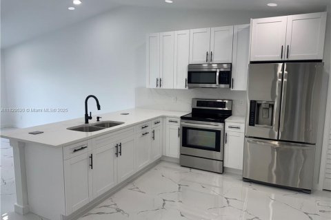 Propiedad comercial en venta en Lehigh Acres, Florida № 1955765 - foto 19