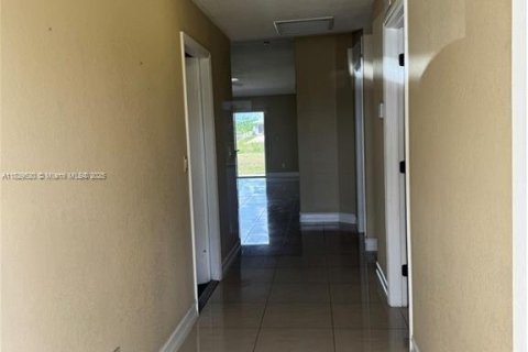 Propiedad comercial en venta en Lehigh Acres, Florida № 1955765 - foto 24