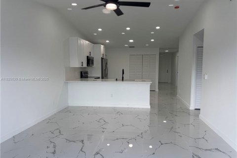 Propiedad comercial en venta en Lehigh Acres, Florida № 1955765 - foto 17