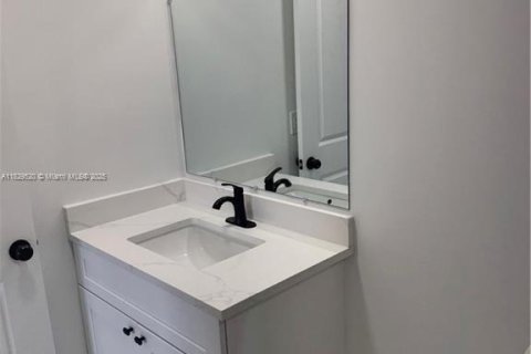 Propiedad comercial en venta en Lehigh Acres, Florida № 1955765 - foto 12