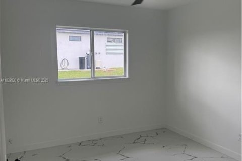 Propiedad comercial en venta en Lehigh Acres, Florida № 1955765 - foto 15